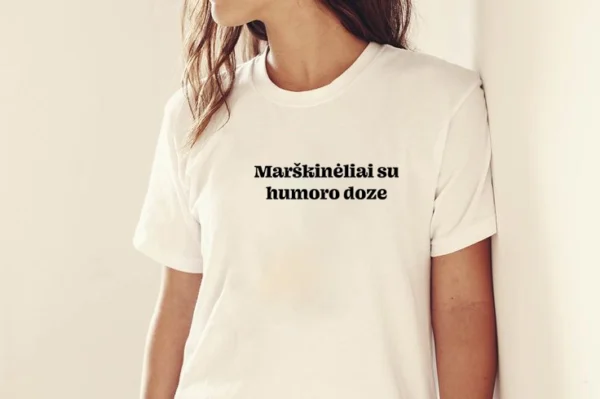Moteriški balti marškinėliai „Humoro Dozė"