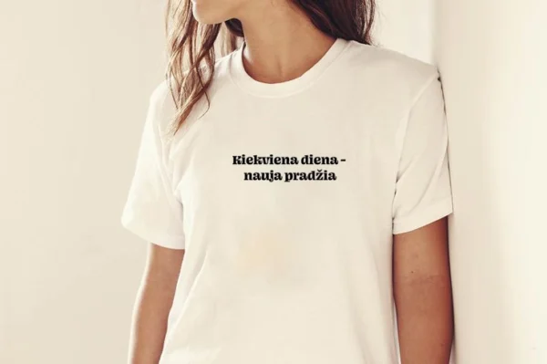 Moteriški balti marškinėliai „Kiekviena Diena"