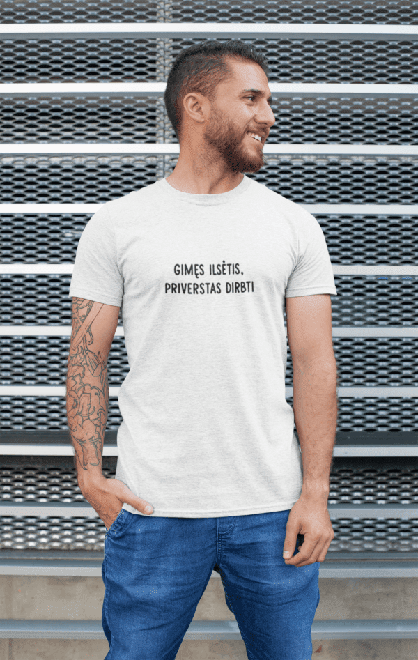 Gimęs ilsėtis, priverstas dirbti