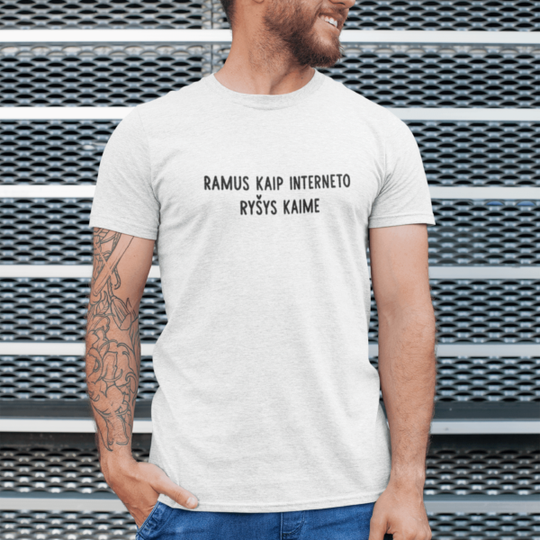 Vyriški marškinėliai „Ramus kaip interneto ryšis kaime" – Balta