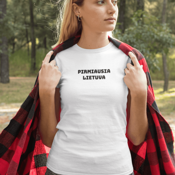 Moteriški marškinėliai „Pirmiausia Lietuva" – Balta